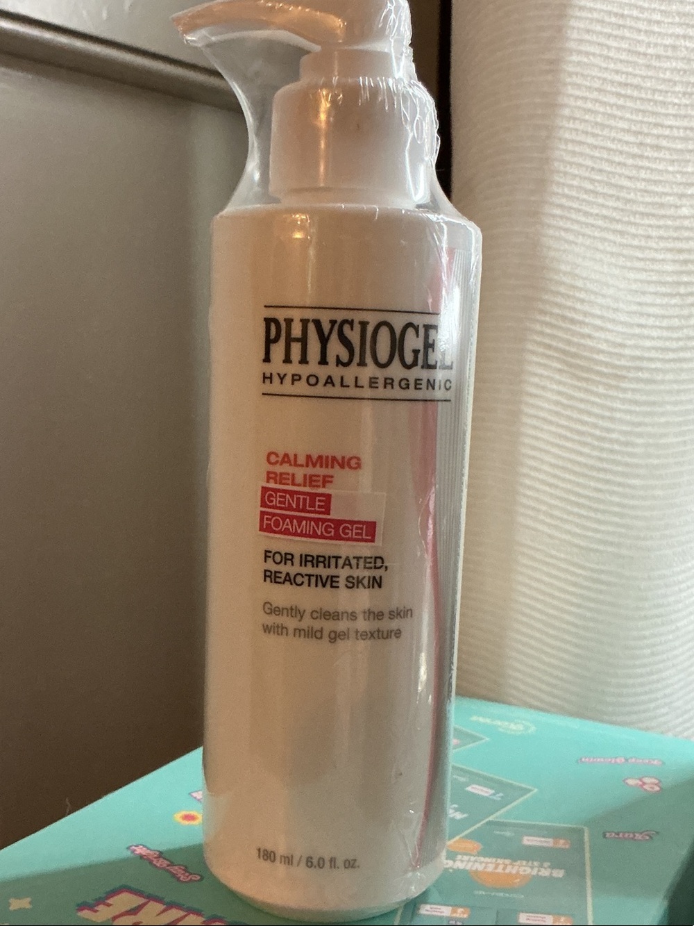 Calming Relief Gentle Foaming Gel Cleanser - White